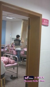2012年6月9日曹如意在湖南省妇幼保健院观察室打吊针