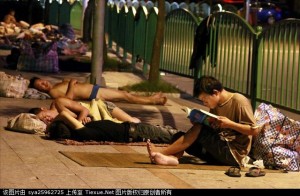 2011年8月5日夜，浙江省义乌市劳务市场附近，许多外来务工者露宿街头。